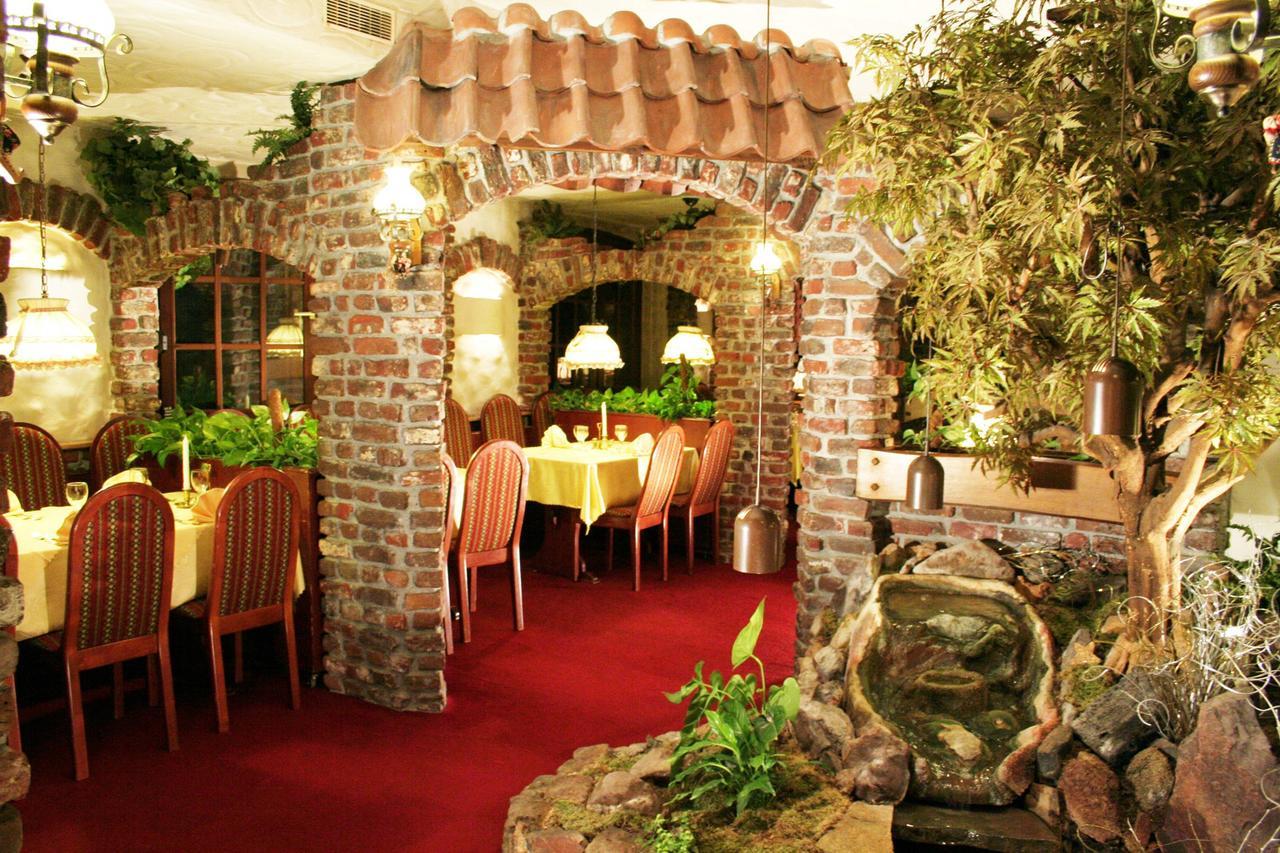Hotel Restaurant Cristal วินเซินไฮม์ ภายนอก รูปภาพ